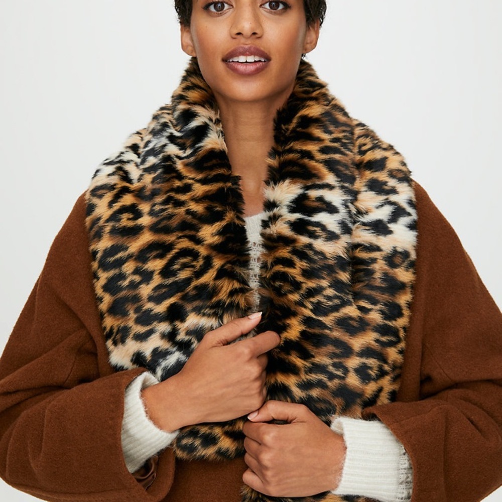 - ARITZIA Auxiliary Leopard Faux Fur Collar